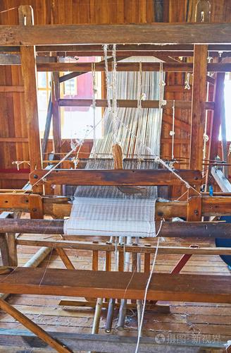 老手摇纺织机在车间以莲花织品的例子, 由当地手工制作的纱线, inpaw